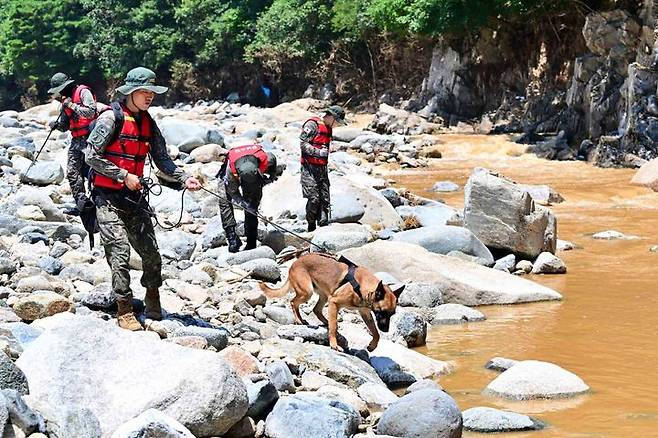 [서울=뉴시스] 수해 복구 대민지원에 나선 육군 39사단 장병들이 지난 24일 경남 산청군에서 폭우 실종자를 수색하고 있는 모습. (사진=육군 제공) 2025.07.24. photo@newsis.com *재판매 및 DB 금지