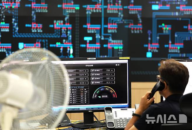 [수원=뉴시스] 김종택 기자 = 연일 폭염이 이어지고 있는 지난 28일 경기 수원시 영통구 한국전력공사 경기지역본부 전력관리처 계통운영센터에서 관계자가 전력수급 상황을 주시하고 있다. (공동취재) 2025.07.28. photo@newsis.com