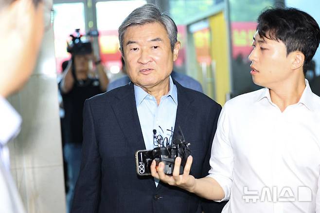 [서울=뉴시스] 최진석 기자 = 조태용 전 국정원장이 29일 오전 서울 서초구 이명현 순직 해병 특별검사 사무실에 직권남용 혐의 피의자로 소환되어 출석하고 있다. 2025.07.29. myjs@newsis.com