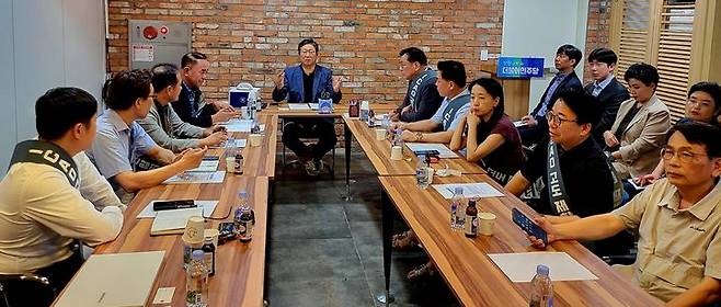 [서울=뉴시스] 서울 양천구 목동 재건축 연합회(목재련) 소속 14개 신시가지 단지 조합장 및 재건축 추진위원장들이 지난 28일 더불어민주당 황희 의원과 ICAO 고도제한 개정안의 영향에 대해 논의하는 모습. 2025.07.29. (사진=목재련 제공) photo@newsis.com   *재판매 및 DB 금지