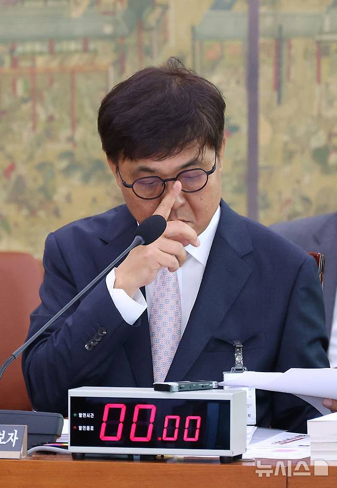 [서울=뉴시스] 김금보 기자 = 최휘영 문화체육관광부 장관 후보자가 29일 서울 여의도 국회 문화체육관광위원회에서 열린 인사청문회에서 안경을 고쳐쓰고 있다. 2025.07.29. kgb@newsis.com