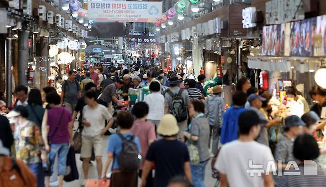 [서울=뉴시스] 조성우 기자 = 서울 시내의 한 전통시장이 장을 보러 온 시민들로 북적이고 있다. 2025.07.23. xconfind@newsis.com