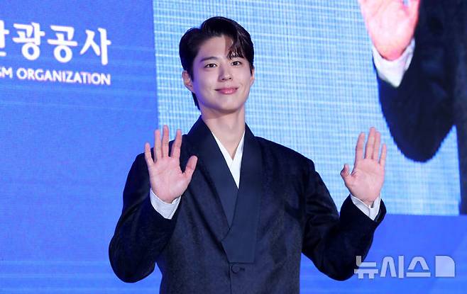 [서울=뉴시스] 김혜진 기자 = 배우 박보검이 29일 오전 서울 강남구 SJ쿤스트할레에서 열린 2025 한국 관광 명예홍보대사 위촉식에서 인사하고 있다. 2025.07.29. jini@newsis.com