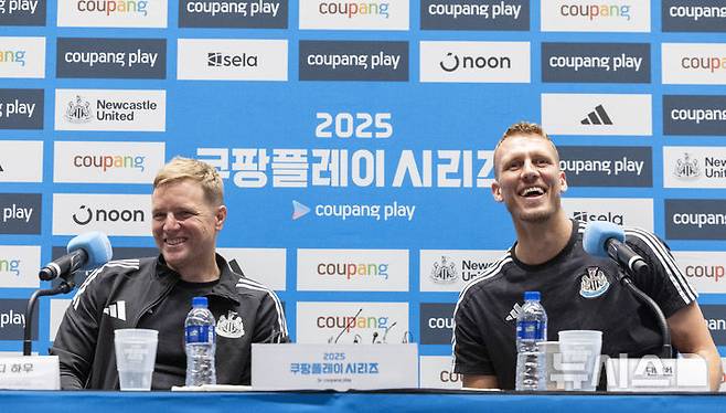 [서울=뉴시스] 김근수 기자 = 에디 하우(왼쪽) 영국 프리미어리그 뉴캐슬 유나이티드 감독과 댄번이 29일 서울 여의도 IFC몰에서 열린 쿠팡시리즈 1차전 대비 프리 기자회견에서 서로 미소를 보이고 있다.영국 프리미어리그 뉴캐슬 유나이티드는 30일 팀 K리그 올스타와 1차전 경기를 가지며 내달 3일 서울월드컵경기장에서 토트넘홋스퍼와 2차전 경기를 치른다. 2025.07.29. ks@newsis.com