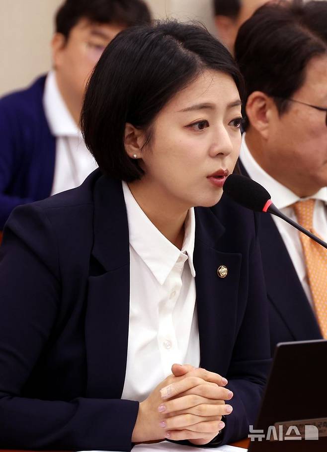 [서울=뉴시스] 조성봉 기자 = 배현진 국민의힘 의원이 10일 오전 서울 여의도 국회 문화체육관광위원에서 열린 국가유산청 등에 대한 국정감사에서 질의를 하고 있다. 2024.10.10. suncho21@newsis.com