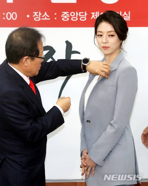 【서울=뉴시스】박영태 기자 = 9일 오전 서울 영등포구 여의도 자유한국당 당사에서 열린 자유한국당 영입인사 환영식에서 홍준표 대표가 배현진 전 아나운서에게 자유한국당 태극기 배지를 달아주고 있다. 2018.03.09.since1999@newsis.com