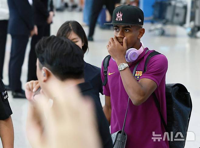 [인천공항=뉴시스] 이영환 기자 =  FC 바르셀로나 라민 야말이 29일 오후 인천국제공항 제2여객터미널을 통해 입국하고 있다.FC 바르셀로나는 31일 FC 서울, 다음달 4일 대구FC와 경기를 치른다. 2025.07.29. 20hwan@newsis.com