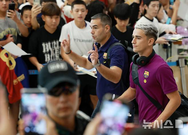 [인천공항=뉴시스] 이영환 기자 =  FC 바르셀로나 가비가 29일 오후 인천국제공항 제2여객터미널을 통해 입국하고 있다.FC 바르셀로나는 31일 FC 서울, 다음달 4일 대구FC와 경기를 치른다. 2025.07.29. 20hwan@newsis.com