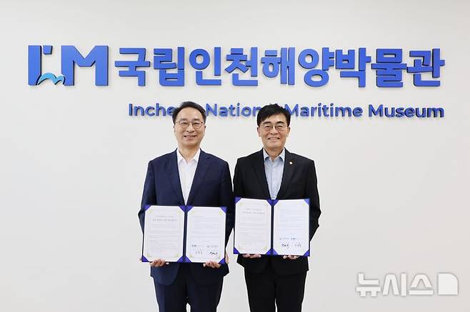 [서울=뉴시스] 국립인천해양박물관(왼쪽·관장 우동식)과 인하대학교(오른쪽·총장 조명우)가 지난 29일 업무협약을 체결한 뒤 기념 촬영을 하고 있다.