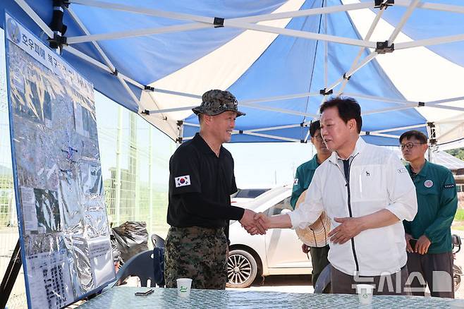[산청=뉴시스]박완수 경남도지사가 29일 산청군 신안면 야정마을에서 수해 복구 지원 활동을 온 전북 익산 주둔 7공수특전여단장에게 감사 인사를 전하며 악수하고 있다.(사진=경남도 제공)2025.07.29. photo@newsis.com