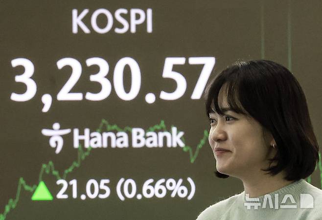[서울=뉴시스] 정병혁 기자 = 29일 서울 중구 하나은행 딜링룸에서 직원들이 업무를 보고 있다. 29일 코스피는 전 거래일(3209.52)보다 21.05포인트(0.66%) 오른 3230.57에, 코스닥 지수는 전 거래일(804.40)보다 0.05포인트(0.01%) 상승한 804.45에 거래를 종료했다. 서울 외환시장에서 원·달러 환율은 전 거래일 주간거래 종가(1382.0원) 9.0원 뛴 1391.0원에 주간 거래를 마감했다. 2025.07.29. jhope@newsis.com