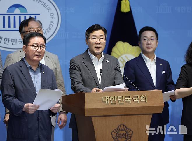 [서울=뉴시스] 김명년 기자 = 박찬대 더불어민주당 당대표 후보가 29일 오전 서울 여의도 국회 소통관에서 기자회견을 열고 '당대표가 된다면 지난 대선 국민의힘의 후보 교체 사태와 관련해 권영세·권성동·이양수 의원을 고발하겠다'고 밝히고 있다. 2025.07.29. kmn@newsis.com