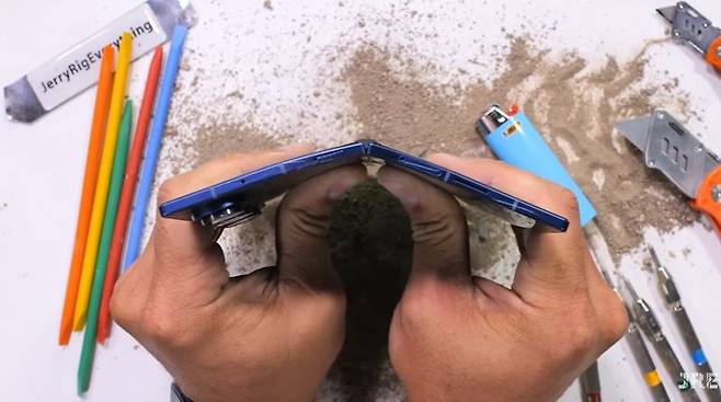 IT유튜버 '제리릭에브리씽'이 삼성전자 갤럭시 Z 폴드7의 내구성 테스트 과정에서 기기를 거꾸로 구부리고 있다. (사진=제리릭에브리씽 유튜브 캡처) *재판매 및 DB 금지