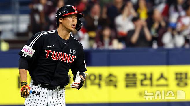 [서울=뉴시스] 박주성 기자 = 10일 오후 서울 구로구 고척스카이돔에서 열린 프로야구 2025 KBO리그 LG 트윈스 대 키움 히어로즈의 경기, 3회초 원아웃 주자 만루에서 LG 송찬의가 1타점 적시타를 치고 있다. 2025.04.10. park7691@newsis.com