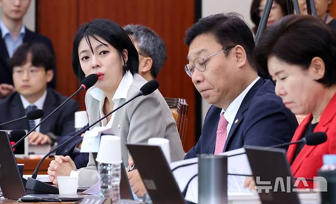 [서울=뉴시스] 김금보 기자 =  배현진 국민의힘 의원이 29일 서울 여의도 국회 문화체육관광위원회에서 열린 최휘영 문화체육관광부 장관 후보자 인사청문회에서 의원질의를 하고 있다. 2025.07.29. kgb@newsis.com