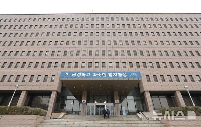 [서울=뉴시스] 법무부가 독거실 배정을 명목으로 수용자들에게 금품을 수수한 혐의를 받는 교정관을 직위해제 조치했다고 밝혔다. (사진=뉴시스 DB) 2025.07.29.