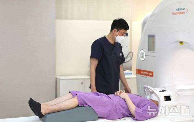 [포항=뉴시스] 송종욱 기자 = 포항세명기독병원이 29일 건강보험심사평가원이 발표한 '2023년 1차 영상 검사 적정성 평가'에서 최우수 등급인 1등급을 획득했다. 사진은 포항세명기독병원 영상의학과에서 MRI 검사를 하는 모습. (사진=포항세명기독병원 제공) 2025.07.29. photo@newsis.com