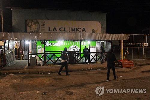 28일(현지시간) 에콰도르 총격 사건 현장 살피는 경찰 [엘엠팔메 AFP=연합뉴스 제공]