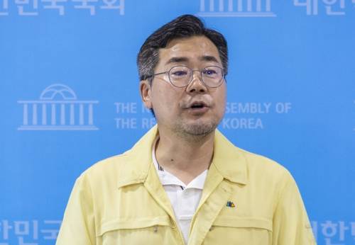 취재진 질문에 답하는 박찬대 후보 취재진 질문에 답하는 박찬대 후보     (서울=연합뉴스) 황광모 기자 = 더불어민주당 당 대표 선거에 출마한 박찬대 의원이 28일 국회에서 '내란폭동 집행유예 판결 비판과 전광훈 목사 수사 촉구' 기자회견을 마친 뒤 취재진 질문에 답하고 있다. 2025.7.28     hkmpooh@yna.co.kr (끝)   <저작권자(c) 연합뉴스, 무단 전재-재배포, AI 학습 및 활용 금지>