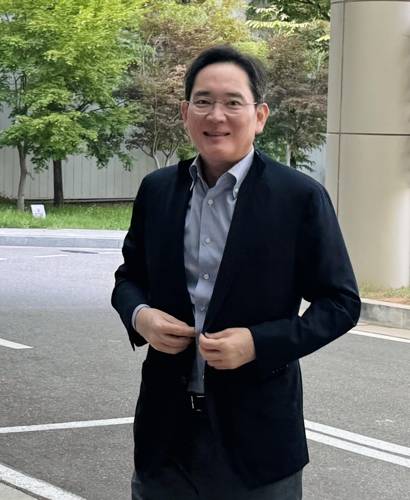 워싱턴 출국하는 이재용 삼성전자 회장 워싱턴 출국하는 이재용 삼성전자 회장     (서울=연합뉴스) 강태우 기자 = 이재용 삼성전자 회장이 29일 강서구 서울김포비즈니스항공센터(SGBAC)를 통해 워싱턴으로 출국하고 있다. 2025.7.29      burning@yna.co.kr (끝)   <저작권자(c) 연합뉴스, 무단 전재-재배포, AI 학습 및 활용 금지>