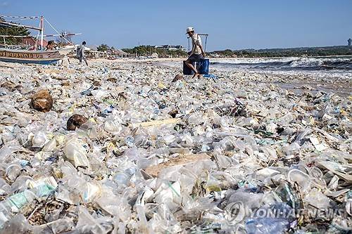 인도네시아 발리 해변에 쌓인 플라스틱 쓰레기. 2024년 3월 19일 촬영됨. [EPA=연합뉴스 자료사진]