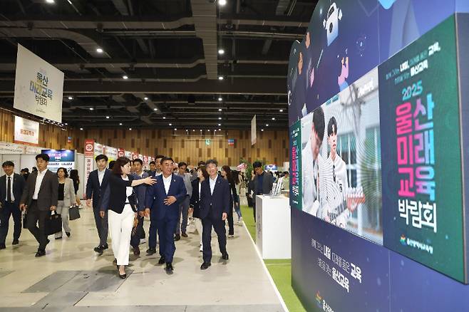 천창수 울산교육감과 김두겸 울산시장이 미래교육박람회 현장을 둘러보고 있다. 울산광역시교육청 제공