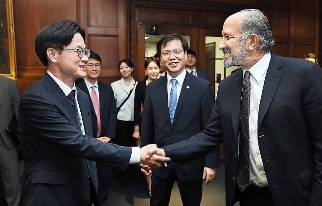 김정관 산업통상자원부 장관이 24일(현지시간) 미국 워싱턴 DC 상무부 회의실에서 하워드 러트닉 상무부 장관과 악수하고 있다. 산업통상자원부 제공