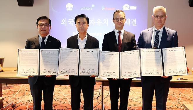 충남도와 천안시, 기업 관계자들이 협약을 체결한 뒤 기념촬영을 하고 있다. 충남도 제공