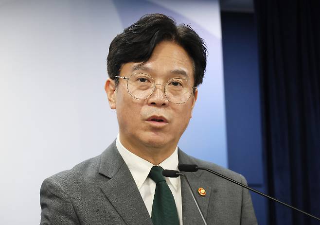 김영훈 고용노동부 장관이 29일 서울 종로구 정부서울청사에서 노동조합 및 노동관계조정법 개정안(노란봉투법) 관련 브리핑을 하고 있다. 연합뉴스