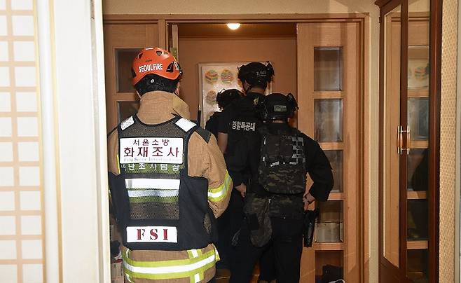 경찰이 21일 집에 폭발물을 설치했다는 피의자 진술을 토대로 서울 도봉구 피의자 자택을 수색하는 모습. 서울소방재난본부 제공