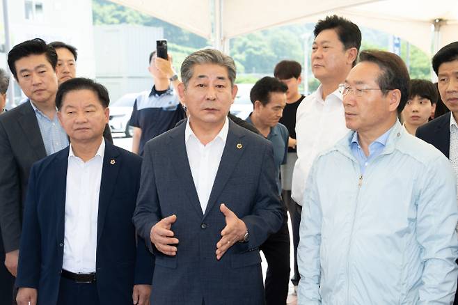 인천시의회 정해권(가운데) 의장이 29일 송도역 KTX복합환승시설 공사현장 점검에서 해당 시설을 인천 대표 랜드마크로 만들어야 한다고 강조했다. 인천시의회 제공