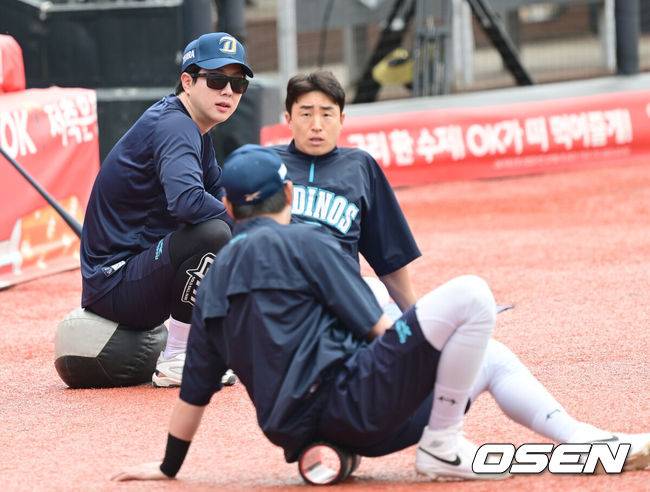 [OSEN=수원, 김성락 기자] 6일 오후 수원 KT위즈파크에서 ‘2025 신한 SOL Bank KBO리그’ KT 위즈와 NC 다이노스의 경기가 열렸다.홈팀 KT는 헤이수스, 원정팀 NC는 라일리를 선발로 내세웠다. 경기 시작에 앞서 NC 박건우, 손아섭, 박세혁이 이야기를 나누고 있다. 2025.05.06 / ksl0919@osen.co.kr