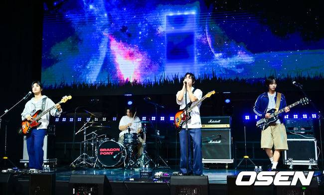 [OSEN=박준형 기자] 29일 오후 서울 서대문구 예스24 원더로크홀에서 밴드그룹 드래곤포니(Dragon Pony) 디지털 싱글 ‘지구소년’ 발매 쇼케이스가 진행됐다.‘지구소년’은 신호를 잃고 궤도를 벗어나 우주를 떠도는 비행선처럼, 방황하는 청춘의 내면을 담아낸 곡으로 드래곤포니가 그간 단독 콘서트와 페스티벌 무대를 통해 선공개한 곡이다. 이후 팬들의 정식 음원 발매 요청이 쏟아졌고, 드래곤포니는 팬들의 뜨거운 성원에 보답하고자 ‘지구소년’의 발매를 전격 결정했다.&nbsp;드래곤포니가 멋진 무대를 펼치고 있다.  2025.07.29 / soul1014@osen.co.kr