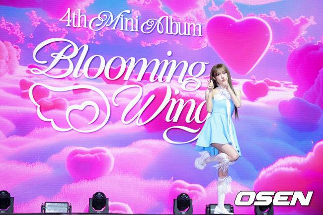 [OSEN=조은정 기자]최예나의 네 번째 미니앨범 ‘Blooming Wings(블루밍 윙스)’ 발매 기념 쇼케이스가 29일 오후 서울 용산구 블루스퀘어 SOL트래블홀에서 열렸다.이번 앨범의 타이틀곡 ‘착하다는 말이 제일 싫어’는 화려한 스트링과 악기들이 한여름 불꽃놀이처럼 펼쳐지는 곡이다. 최예나가 작사에 참여했고, 사랑하는 사람에게 그저 착하고 좋은 사람이 되고 싶었던 순수한 마음과 이별 후의 아픔, 사랑하며 겪는 모든 감정을 “착하다는 말이 제일 싫어”라는 한 마디에 함축해 듣는 이에게 여운과 공감을 전한다.최예나가 포즈를 취하고 있다. 2025.07.29 /cej@osen.co.kr