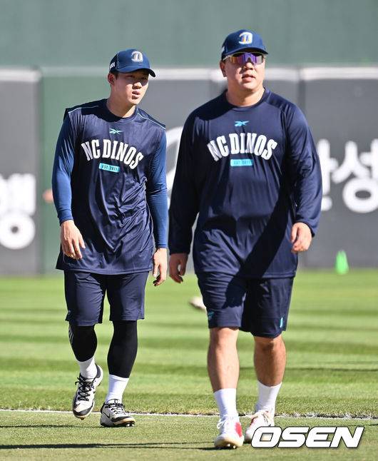 [OSEN=부산, 이석우 기자] 29일 부산 사직야구장에서 2025 신한 SOL 뱅크 KBO 리그 롯데 자이언츠와 NC 다이노스의 경기가 열린다. 홈팀 롯데는 박세웅이, 방문팀 NC는 로건이 선발 출전한다.KIA에서 NC로 트레이드된 최원준(왼쪽)과 이우성이 훈련을 하고 있다. 2025.07.29 / foto0307@osen.co.kr