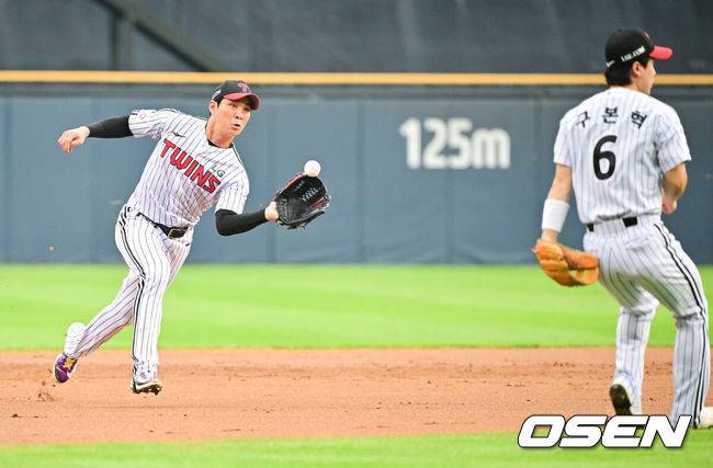 [OSEN=잠실, 박준형 기자]  29일 오후 서울 잠실구장에서 ‘2025 신한 SOL BANK KBO리그’ LG 트윈스와 KT 위즈의 경기가 진행됐다.이날 경기에서 LG는 치리노스를, KT는 오원석을 선발투수로 내세웠다.   2회초 1사 1루 KT 안치영의 내야땅볼때 오지환 유격수가 구본혁 3루수의 포구 실책으로 놓친 공을 포구하고 있다  2025.07.29 / soul1014@osen.co.kr