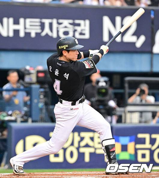 [OSEN=잠실, 박준형 기자]  29일 오후 서울 잠실구장에서 ‘2025 신한 SOL BANK KBO리그’ LG 트윈스와 KT 위즈의 경기가 진행됐다.이날 경기에서 LG는 치리노스를, KT는 오원석을 선발투수로 내세웠다.   2회초 1사 1,2루 KT 오윤석이 선취 2타점 적시타를 날리고 있다  2025.07.29 / soul1014@osen.co.kr