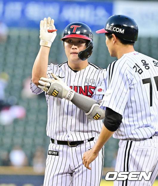 [OSEN=잠실, 박준형 기자]  29일 오후 서울 잠실구장에서 ‘2025 신한 SOL BANK KBO리그’ LG 트윈스와 KT 위즈의 경기가 진행됐다.이날 경기에서 LG는 치리노스를, KT는 오원석을 선발투수로 내세웠다.   3회말 2사 2루 LG 손용준이 역전 1타점 적시타를 날린뒤 김용의 1루 코치와 하이파이브를 하고 있다.   2025.07.29 / soul1014@osen.co.kr