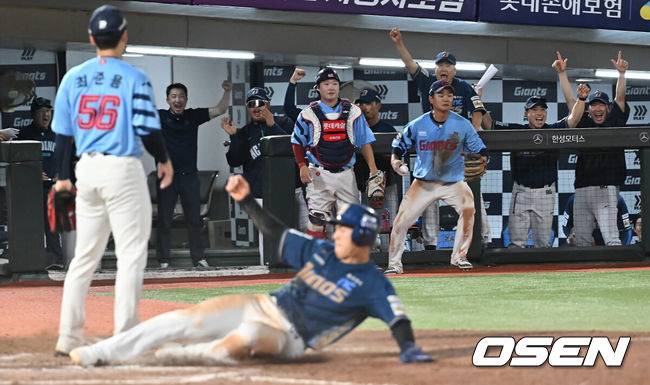 [OSEN=부산, 이석우 기자] 29일 부산 사직야구장에서 2025 신한 SOL 뱅크 KBO 리그 롯데 자이언츠와 NC 다이노스의 경기가 열렸다. 홈팀 롯데는 박세웅이, 방문팀 NC는 로건이 선발 출전했다.NC 다이노스 이호준 감독과 코치진들이 7회초 2사 2,3루 김형준의 볼넷때 폭투로 최정원에 이어 김휘집의 득점에 환호하고 있다. 2025.07.29 / foto0307@osen.co.kr