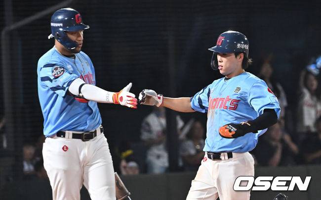 [OSEN=부산, 이석우 기자] 29일 부산 사직야구장에서 2025 신한 SOL 뱅크 KBO 리그 롯데 자이언츠와 NC 다이노스의 경기가 열렸다. 홈팀 롯데는 박세웅이, 방문팀 NC는 로건이 선발 출전했다.롯데 자이언츠 김동혁이 7회말 무사 만루 손호영의 좌익수 희생플라이 때 득점을 올리고 하이파이브를 하고 있다. 2025.07.29 / foto0307@osen.co.kr