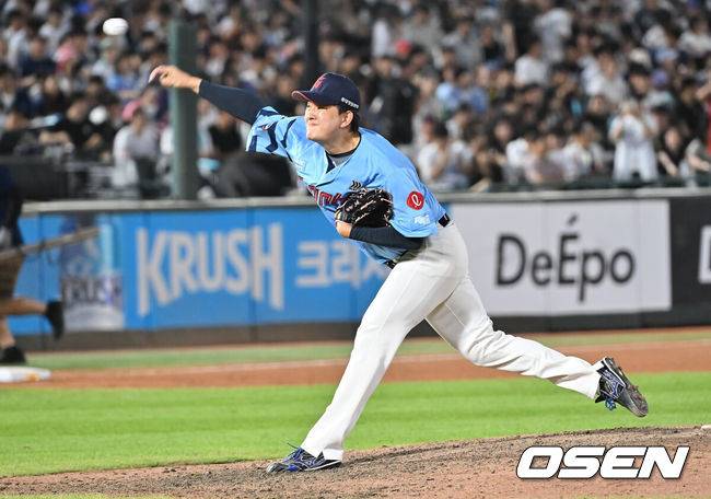 [OSEN=부산, 이석우 기자] 29일 부산 사직야구장에서 2025 신한 SOL 뱅크 KBO 리그 롯데 자이언츠와 NC 다이노스의 경기가 열렸다. 홈팀 롯데는 박세웅이, 방문팀 NC는 로건이 선발 출전했다.롯데 자이언츠 김원중이 역투하고 있다. 2025.07.29 / foto0307@osen.co.kr