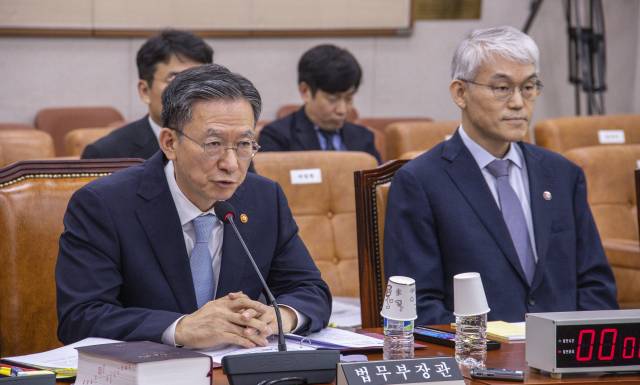 ▲ 정성호 법무부 장관(왼쪽)이 22일 국회에서 열린 국회 법제사법위원회 전체 회의에 출석해 인사말을 하고 있다. ⓒ 연합뉴스