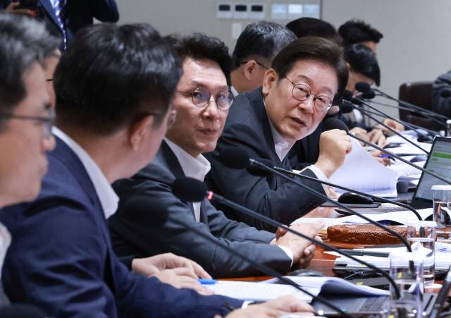 ▲이재명 대통령이 29일 서울 용산 대통령실 청사에서 열린 국무회의에서 윤호중 행정안전부 장관에게 산재 관련 발언을 하고 있다. ⓒ연합뉴스