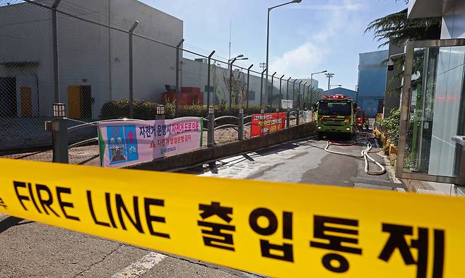 29일 전남 영암군 HD현대삼호에서 소방 당국이 진화 작업을 하고 있다. 연합뉴스