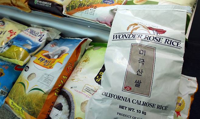 한 국산쌀 브랜드 전시장에 미국 칼로스쌀이 놓여진 연출 사진. 연합뉴스
