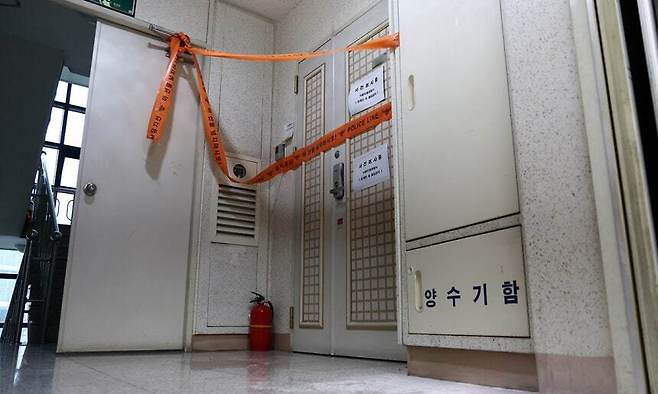 지난 21일 인천에서 사제 총기를 발사해 가족을 숨지게 한 피의자의 주거지에 폴리스 라인이 설치돼 있다. 연합뉴스