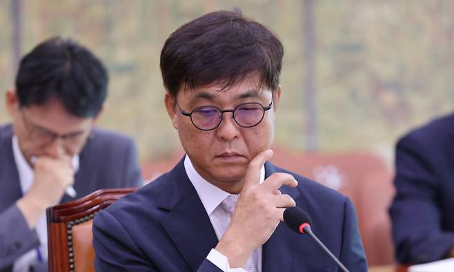 최휘영 문화체육관광부 장관 후보자가 29일&nbsp; 문화체육관광위원회에서 열린 인사청문회에서 질의를 들으며 생각에 잠긴 모습. 허정호 선임기자