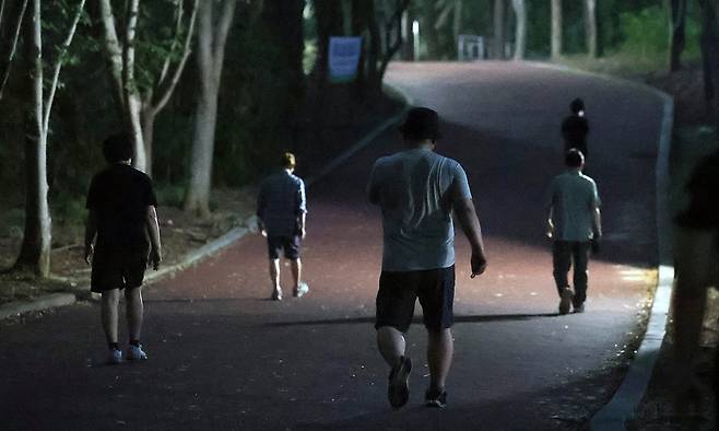 광주 서구 5·18 기념공원에서 시민들이 산책을 하며 더위를 나고 있다. 연합뉴스