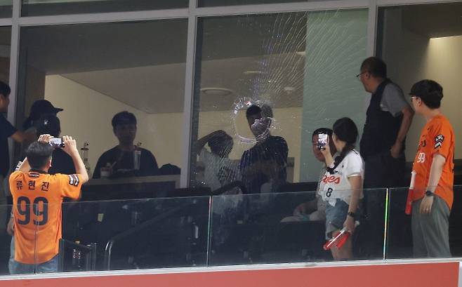 올 시즌 개장한 대전 한화생명 볼파크에서 인피니티풀 누수, 파울 타구에 의한 유리창 파손 등 시설물 사고에 이어 철제 간판 추락까지 이어지면서 부실한 시설물 관리·운영에 대한 우려가 커지고 있다. 지난 9일 한화 이글스와 KIA 타이거즈 경기에서는 8회 한화 노시환의 파울 타구에 3층 스카이박스 유리창이 깨지면서 주변 관중들이 다칠 뻔했다.  뉴스1