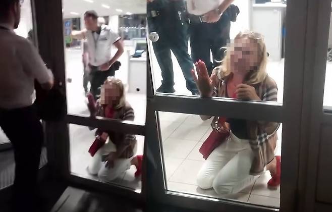 불가리아 소피아 공항에서 한 여성이 기내 반입 수하물이 허용 크기를 초과해 비행기 탑승이 거부되자 무릎을 꿇고 애원하고 있다. 페이스북 캡처